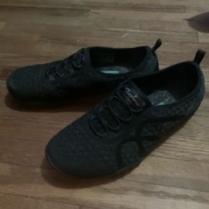 Non slip shoes ( size 6.5)